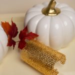 Merletto di Luce, bracciale a fascia traforata color oro indossato