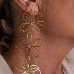 Danza di Corolle, orecchini pendenti Oro con tre fiori dal profilo aperto