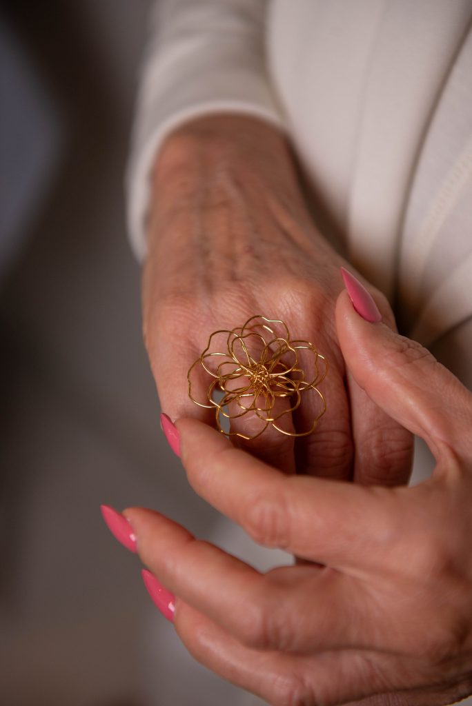 Danza di Corolle, anello floreale color Oro indossato