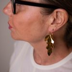 Fronda di Sole, orecchini pendenti color Oro con foglie lucide
